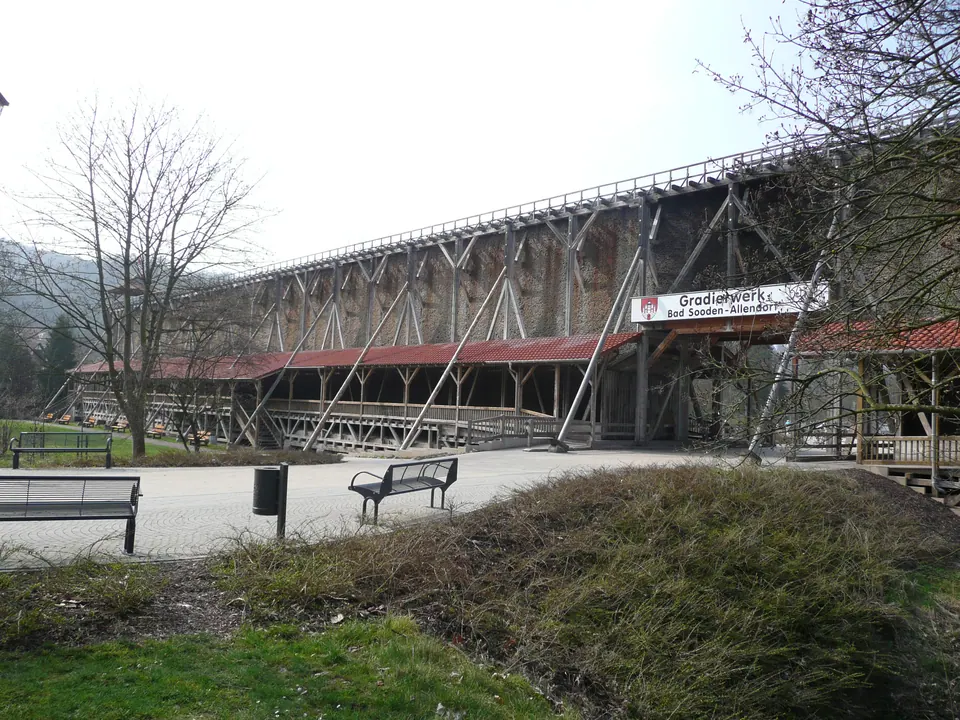 Das Gradierwerk in ganzer Länge
