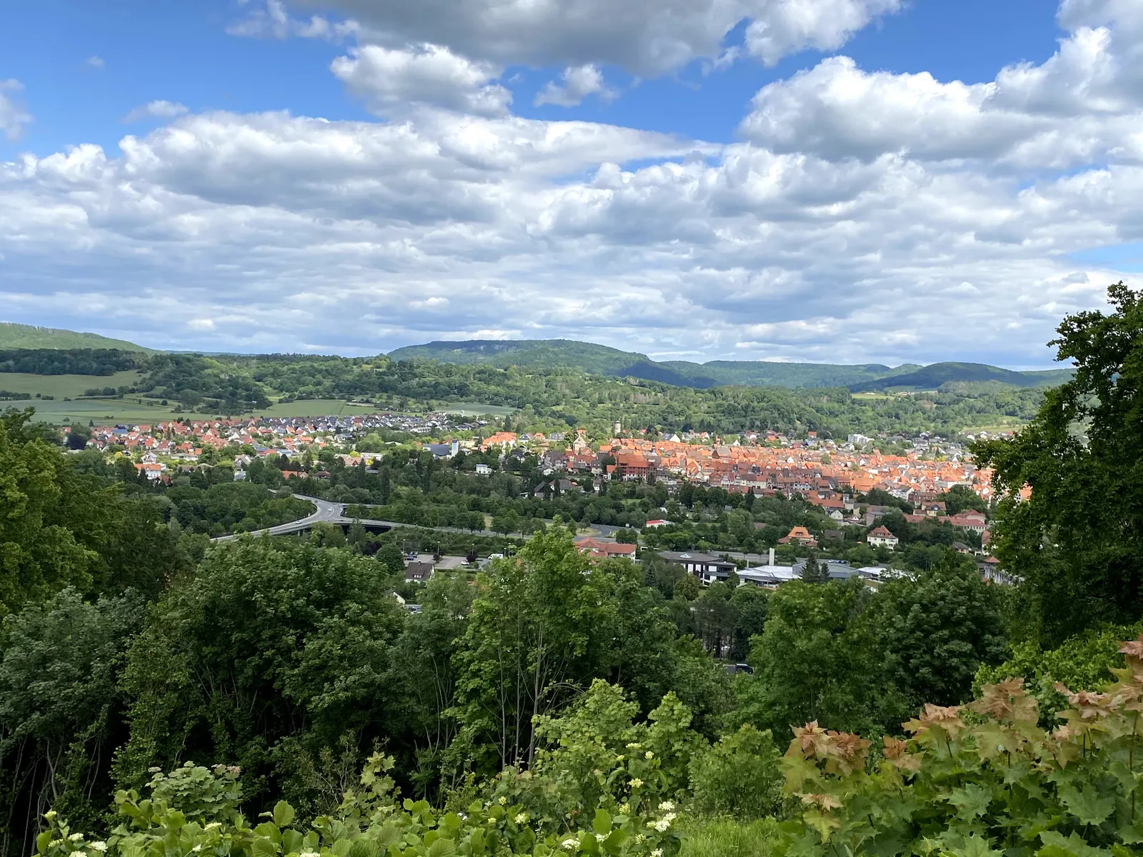 Die Stadt im Werratal, dahinter der Höhenzug