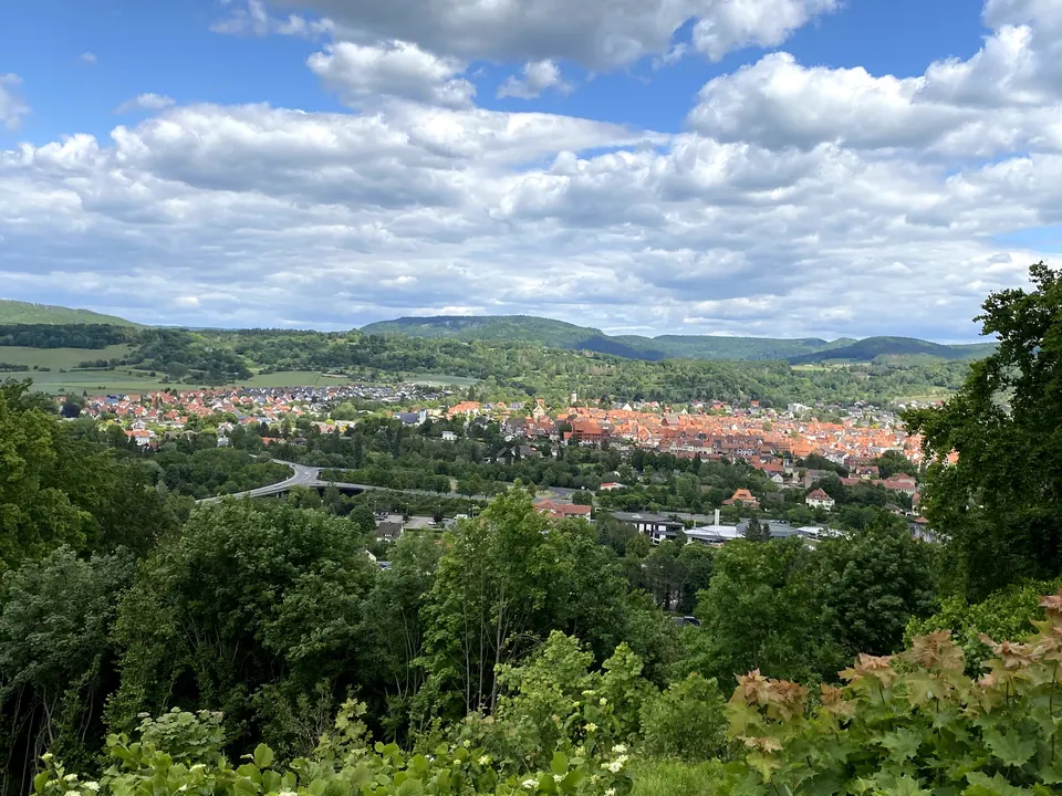 Die Stadt im Werratal, dahinter der Höhenzug