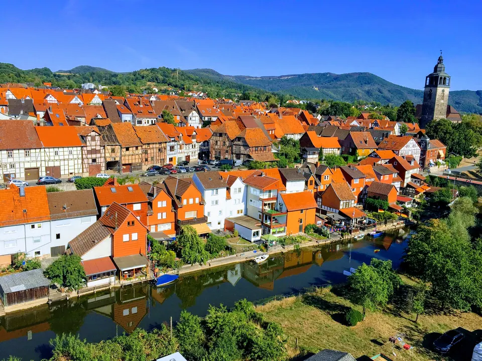 Blick über die Werra auf die Altstadt, mit dem Turm von St. Crucis