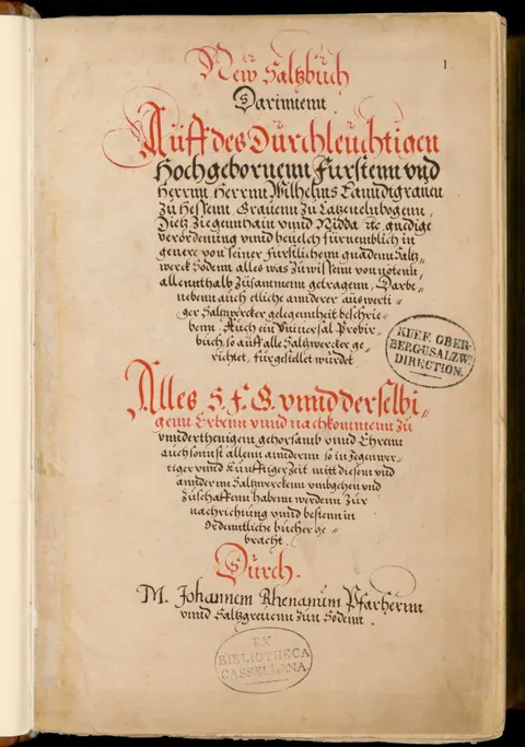 Das Titelblatt der Kasseler Reinschrift. Unten die beiden Besitzstempel: „Kurf. Ober-Berg- u. Salzw. Direction“ und „Ex Bibliotheca Cassellana“.