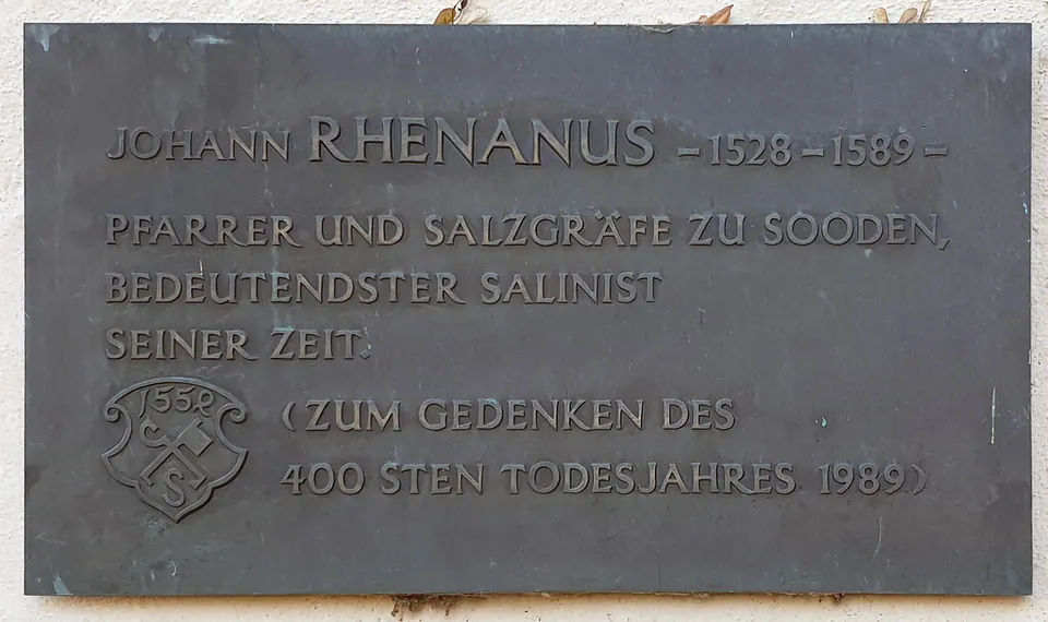 Die Gedenktafel für Johannes Rhenanus im Kurpark, gesetzt zum 400. Todesjahr 1989