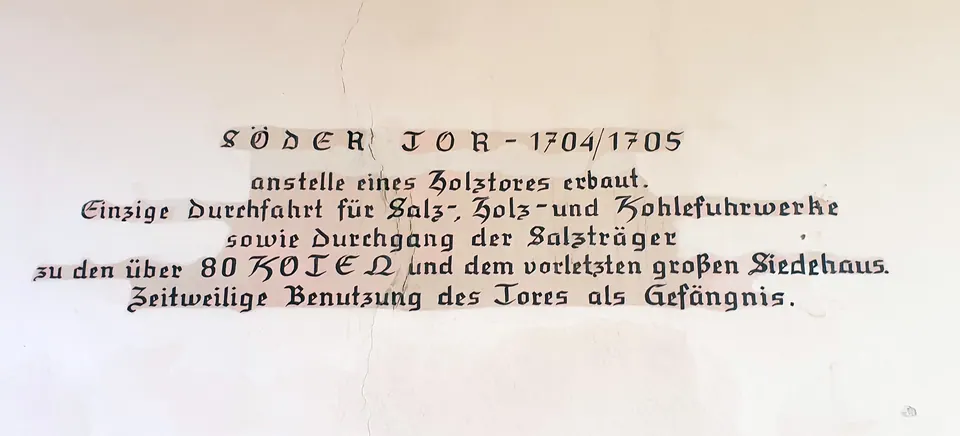 Die Tafel am Tor: „Einzige Durchfahrt für Salz-, Holz- und Kohlefuhrwerke sowie Durchgang der Salzträger zu den über 80 Koten und dem vorletzten großen Siedehaus.“
