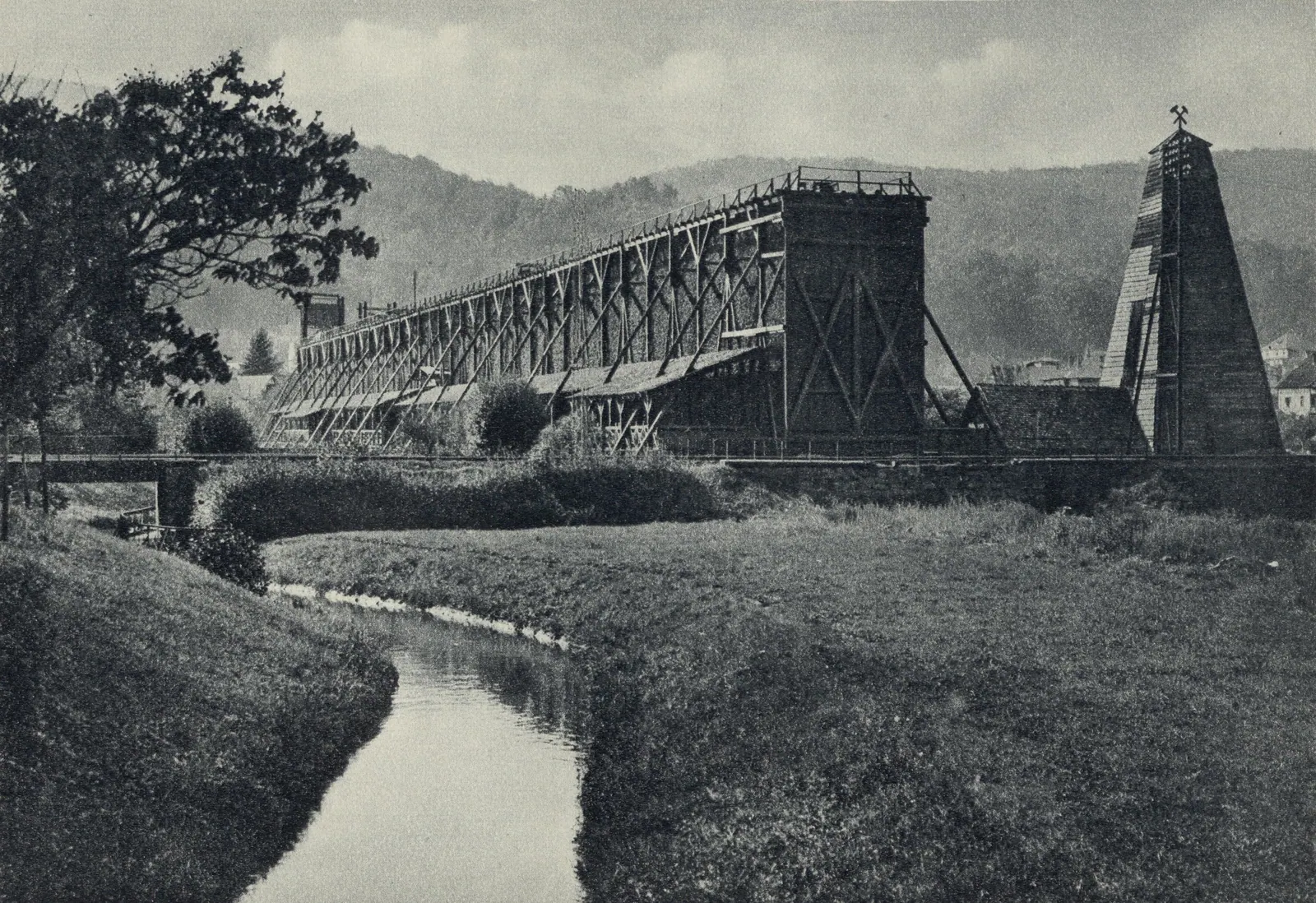 Das Gradierwerk mit dem Solebohrturm
